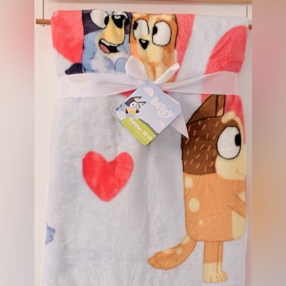 Bluey and Bingo Hearts Valentine Throw Blanket - Picture 4 of 8
